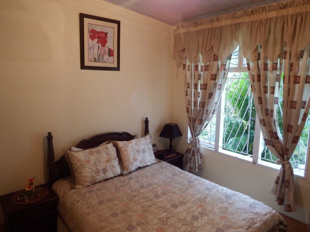 Samise Villa Bed And Breakfast Port of Spain Exterior photo